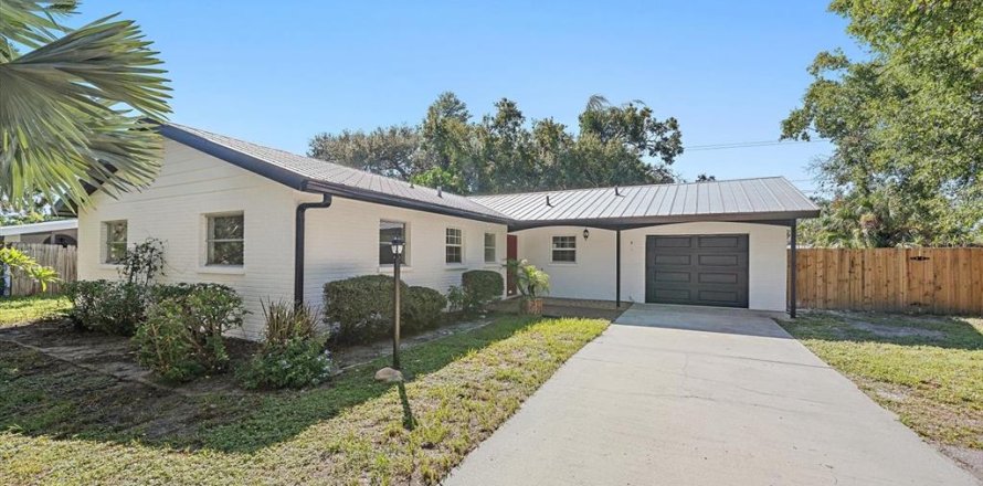 House in Sarasota, Florida 4 bedrooms, 173.63 sq.m. № 2416578