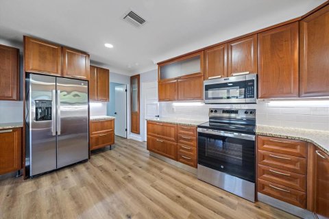 House in Sarasota, Florida 4 bedrooms, 173.63 sq.m. № 2416578 - photo 6