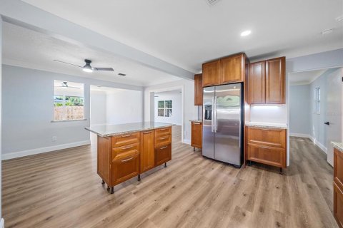 House in Sarasota, Florida 4 bedrooms, 173.63 sq.m. № 2416578 - photo 7