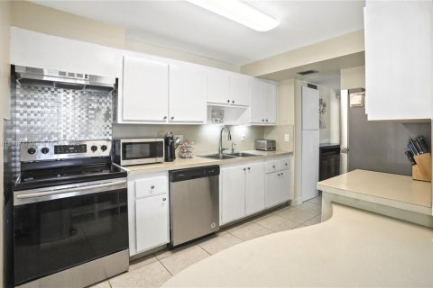 Condo in Fort Lauderdale, Florida, 2 bedrooms № 1987632 - photo 12