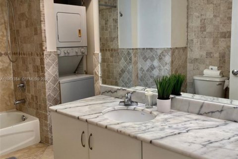 Condo in Miami, Florida, 1 bedroom № 2029672 - photo 14