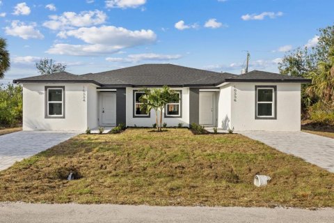 Commercial property in Port Charlotte, Florida 6 bedrooms, 215.9 sq.m. № 2233044
