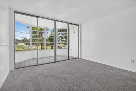 Condo in Miami, Florida, 1 bedroom  № 2185932 - photo 12