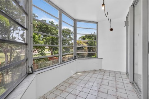 Condo in Miami, Florida, 1 bedroom  № 2185932 - photo 23