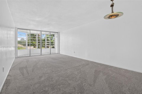 Condo in Miami, Florida, 1 bedroom  № 2185932 - photo 2