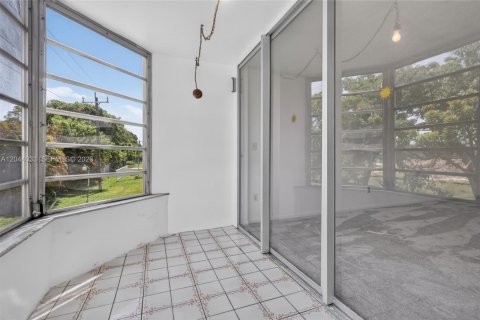 Condo in Miami, Florida, 1 bedroom  № 2185932 - photo 24