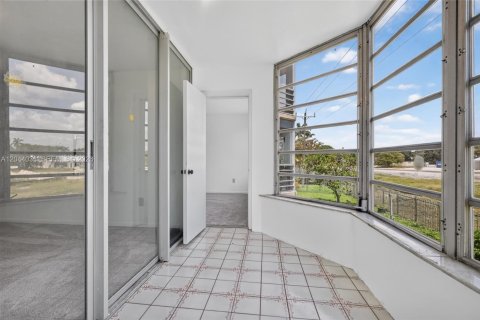 Condo in Miami, Florida, 1 bedroom  № 2185932 - photo 4