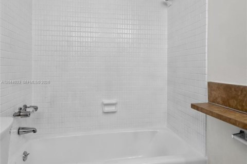 Condo in Miami, Florida, 1 bedroom  № 2185932 - photo 21