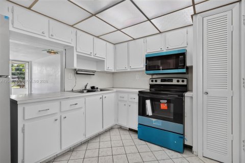 Condo in Miami, Florida, 1 bedroom  № 2185932 - photo 16