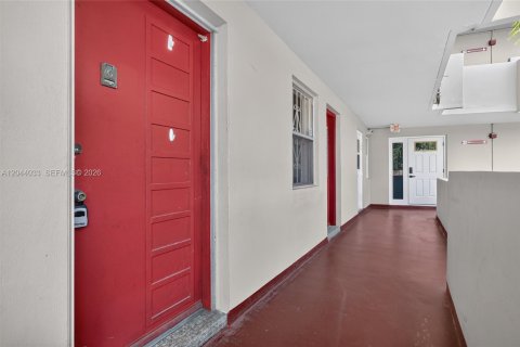 Condo in Miami, Florida, 1 bedroom  № 2185932 - photo 27