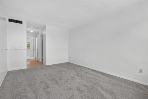 Condo in Miami, Florida, 1 bedroom  № 2185932 - photo 19