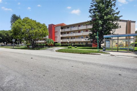 Condo in Miami, Florida, 1 bedroom  № 2185932 - photo 25