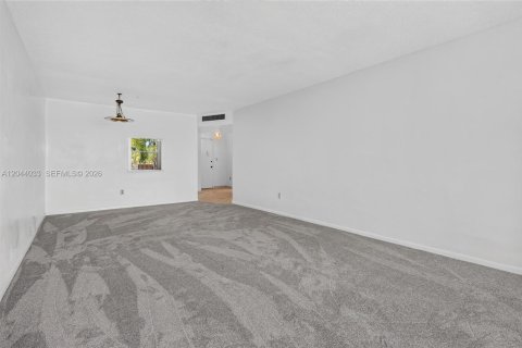 Condo in Miami, Florida, 1 bedroom  № 2185932 - photo 10
