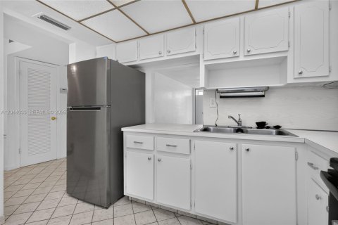 Condo in Miami, Florida, 1 bedroom  № 2185932 - photo 17