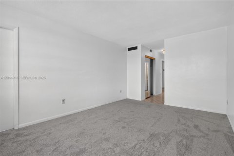 Condo in Miami, Florida, 1 bedroom  № 2185932 - photo 18