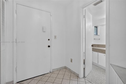 Condo in Miami, Florida, 1 bedroom  № 2185932 - photo 9