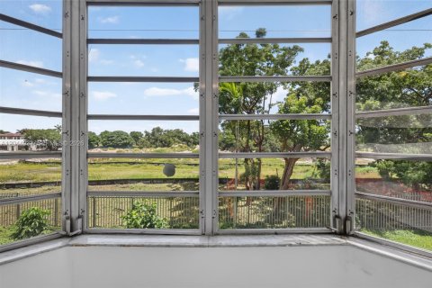 Condo in Miami, Florida, 1 bedroom  № 2185932 - photo 14