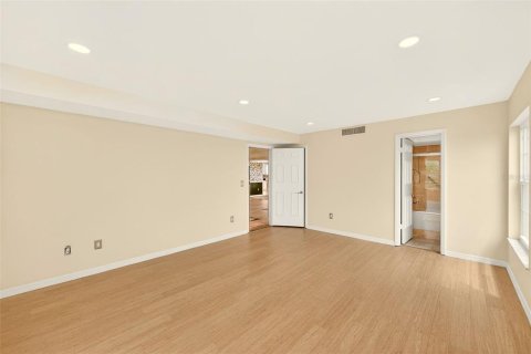Condo in Belleair Bluffs, Florida, 3 bedrooms  № 2215145 - photo 23