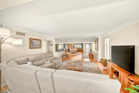 Condo in Belleair Bluffs, Florida, 3 bedrooms  № 2215145 - photo 12