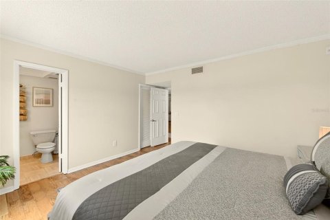Condo in Belleair Bluffs, Florida, 3 bedrooms  № 2215145 - photo 18