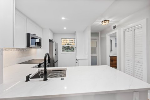 Condo in Lauderdale-by-the-Sea, Florida, 1 bedroom  № 2077423 - photo 6