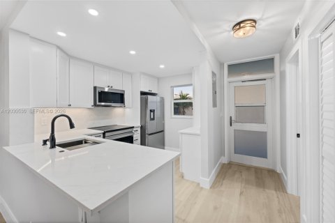 Condo in Lauderdale-by-the-Sea, Florida, 1 bedroom  № 2077423 - photo 3
