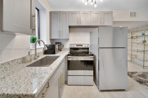 Снять в аренду квартиру в Майами, Флорида 2 спальни, 55.74м2, № 2004762 - фото 4