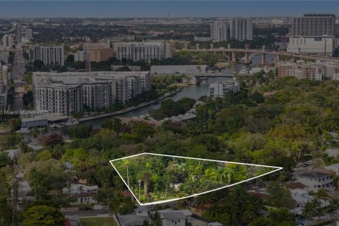 Casa en venta en Miami, Florida, 5 dormitorios, 274.8 m2 № 1969182 - foto 17