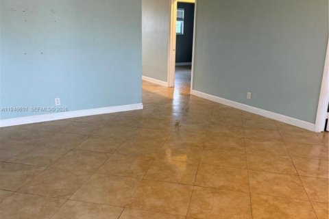 Condo in Pompano Beach, Florida, 2 bedrooms  № 2002825 - photo 3