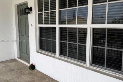 Condo in Pompano Beach, Florida, 2 bedrooms  № 2002825 - photo 29