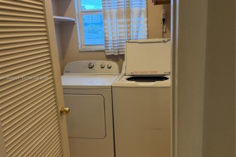 Condo in Pompano Beach, Florida, 2 bedrooms  № 2002825 - photo 10