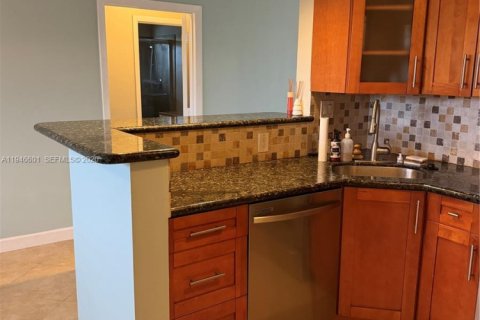 Condo in Pompano Beach, Florida, 2 bedrooms  № 2002825 - photo 7