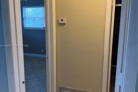 Condo in Pompano Beach, Florida, 2 bedrooms  № 2002825 - photo 11