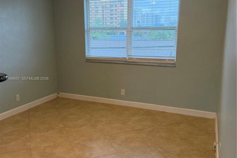 Condo in Pompano Beach, Florida, 2 bedrooms  № 2002825 - photo 9