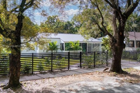 Villa ou maison à vendre à Miami, Floride: 3 chambres, 77.2 m2 № 2082463 - photo 4