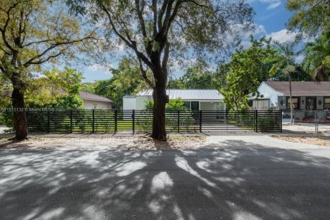 Villa ou maison à vendre à Miami, Floride: 3 chambres, 77.2 m2 № 2082463 - photo 5