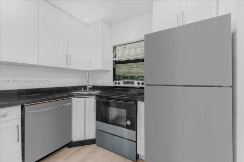Villa ou maison à vendre à Miami, Floride: 3 chambres, 77.2 m2 № 2082463 - photo 12