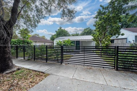 Villa ou maison à vendre à Miami, Floride: 3 chambres, 77.2 m2 № 2082463 - photo 9