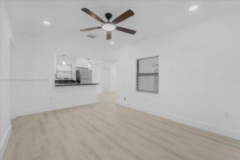 Villa ou maison à vendre à Miami, Floride: 3 chambres, 77.2 m2 № 2082463 - photo 23