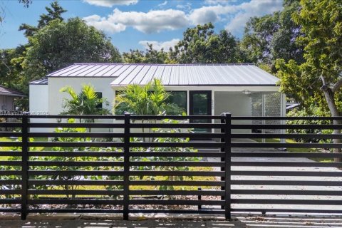 Villa ou maison à vendre à Miami, Floride: 3 chambres, 77.2 m2 № 2082463 - photo 2