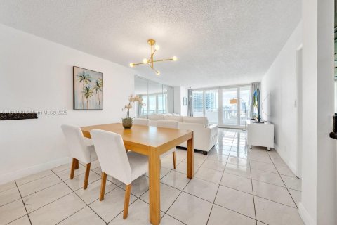 Condominio en venta en Miami, Florida, 1 dormitorio, 97.36 m2 № 1822071 - foto 2