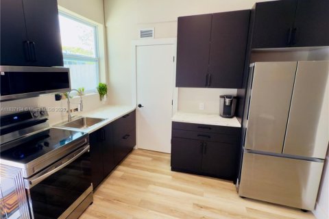 House in North Miami, Florida 1 bedroom, 188.78 sq.m. № 1822100 - photo 2