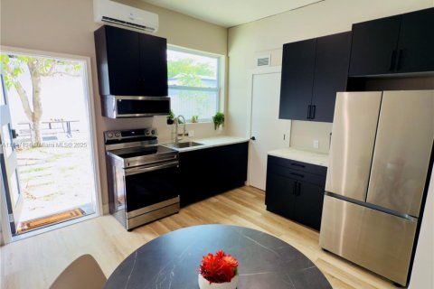 House in North Miami, Florida 1 bedroom, 188.78 sq.m. № 1822100 - photo 1