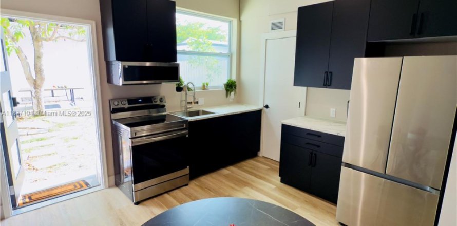 House in North Miami, Florida 1 bedroom, 188.78 sq.m. № 1822100