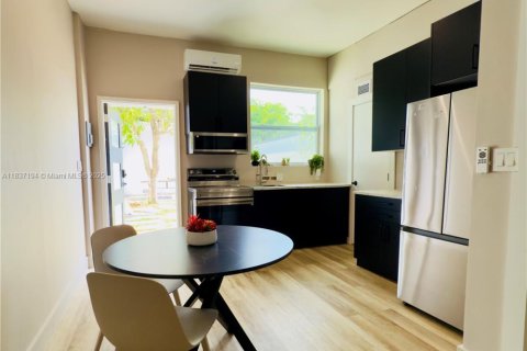 House in North Miami, Florida 1 bedroom, 188.78 sq.m. № 1822100 - photo 6