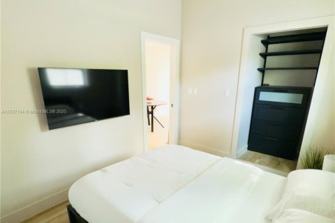 House in North Miami, Florida 1 bedroom, 188.78 sq.m. № 1822100 - photo 11