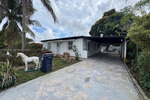 Купить виллу или дом в Опа-Локка, Флорида 5 спален, 146.32м2, № 1991895 - фото 2