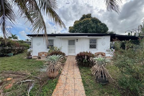 Купить виллу или дом в Опа-Локка, Флорида 5 спален, 146.32м2, № 1991895 - фото 1