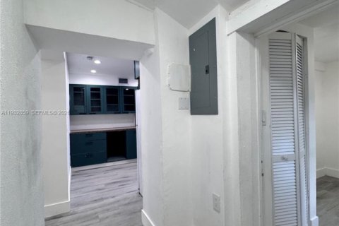 Villa ou maison à vendre à Opa-locka, Floride: 4 chambres, 146.32 m2 № 1991895 - photo 15