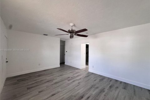 Villa ou maison à vendre à Opa-locka, Floride: 4 chambres, 146.32 m2 № 1991895 - photo 14